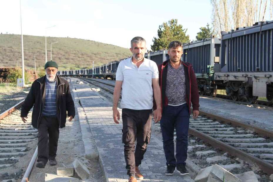 6 aydır paralarını alamadıklarını iddia eden ustalar, yaptıkları yoldaki taşları söktü