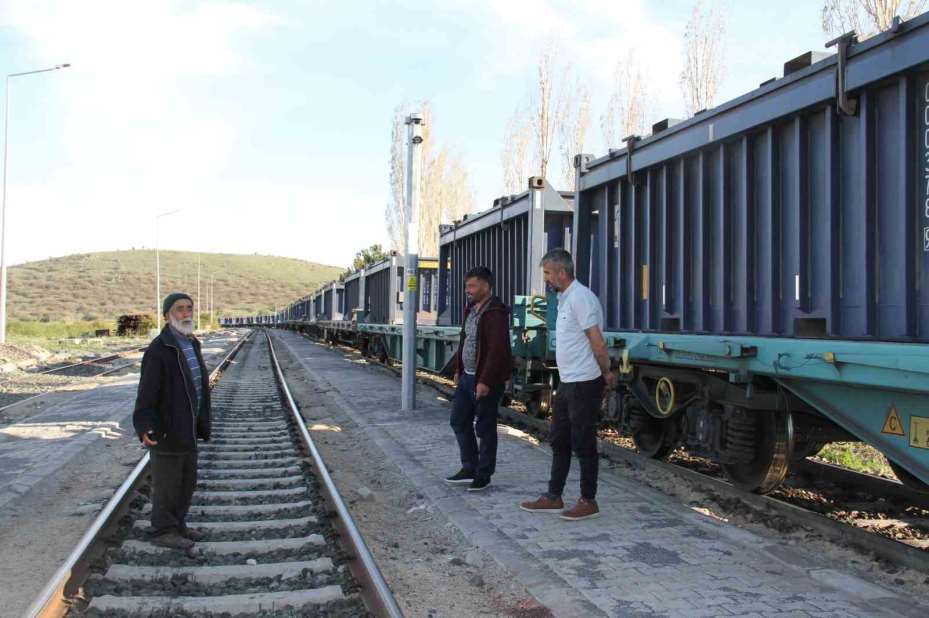 6 aydır paralarını alamadıklarını iddia eden ustalar, yaptıkları yoldaki taşları söktü