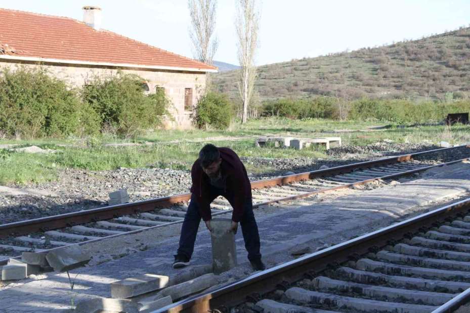 6 aydır paralarını alamadıklarını iddia eden ustalar, yaptıkları yoldaki taşları söktü