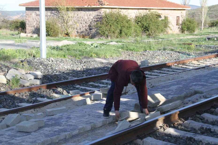 6 aydır paralarını alamadıklarını iddia eden ustalar, yaptıkları yoldaki taşları söktü