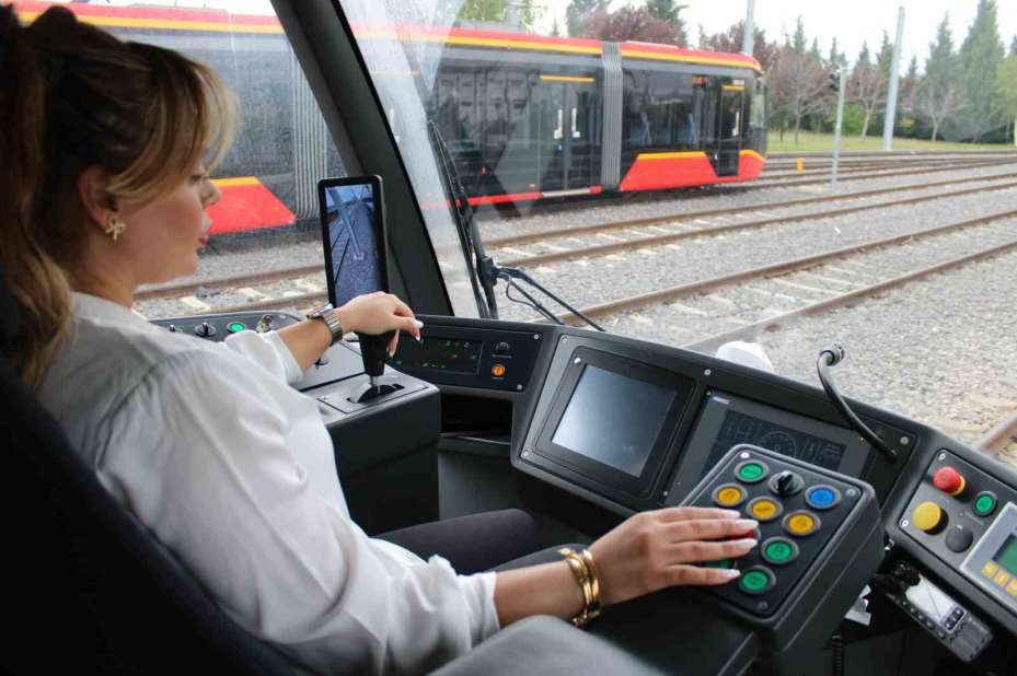 80 tonluk tramvaya kadın eli değdi