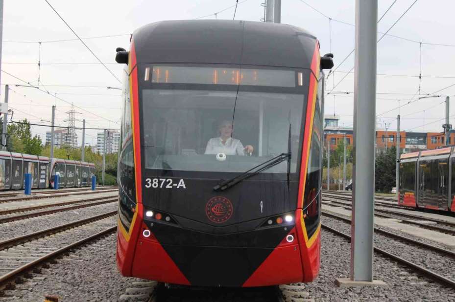 80 tonluk tramvaya kadın eli değdi