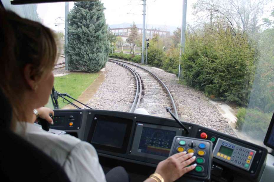 80 tonluk tramvaya kadın eli değdi