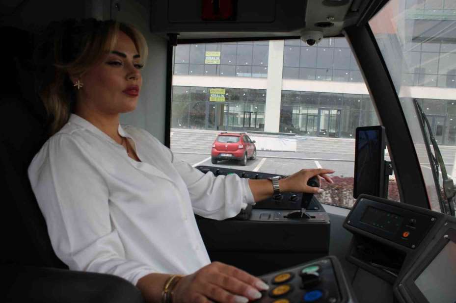 80 tonluk tramvaya kadın eli değdi