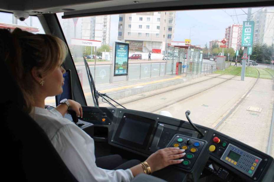 80 tonluk tramvaya kadın eli değdi