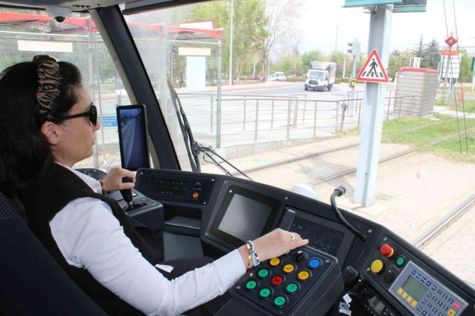 80 tonluk tramvaya kadın eli değdi