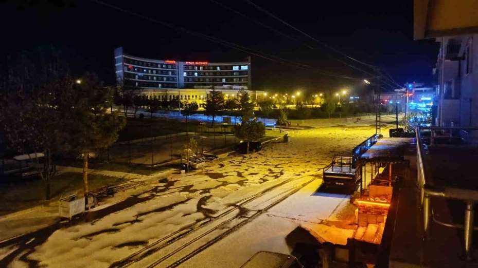 Konya’da dolu yağışı, yol ve açık alanlar beyaza büründü