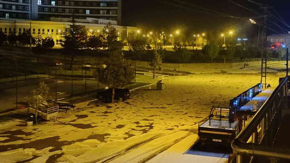 Konya’da dolu yağışı, yol ve açık alanlar beyaza büründü