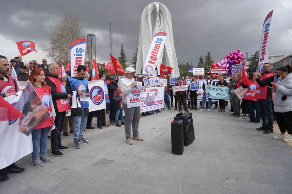 Niğde’de 1 Mayıs’ı halaylar çekerek kutladılar