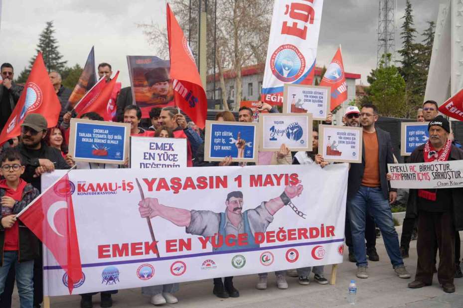 Niğde’de 1 Mayıs’ı halaylar çekerek kutladılar