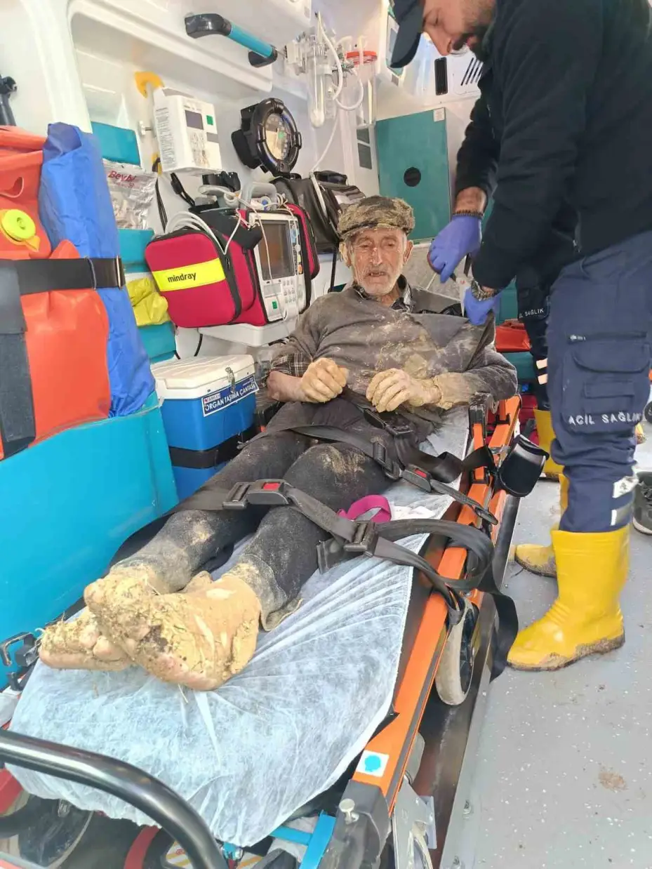 İneğiyle birlikte çamura saplanan vatandaşı AFAD ekipleri kurtardı