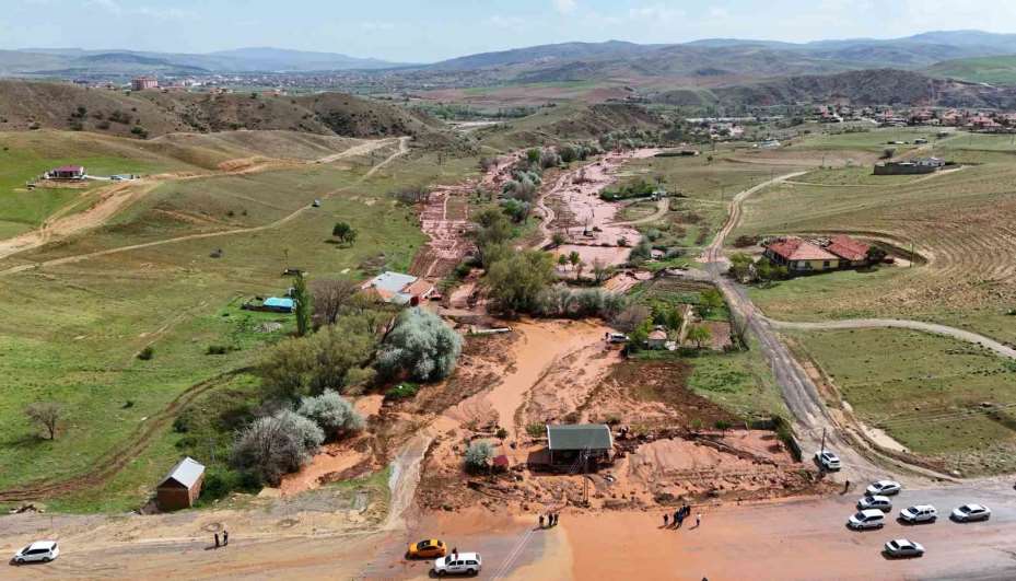 Kırıkkale’de sağanak yağış hayatı felç etti: Tren seferleri durdu, ev ve iş yerlerini su bastı