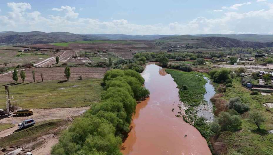 Kırıkkale’de sağanak yağış hayatı felç etti: Tren seferleri durdu, ev ve iş yerlerini su bastı