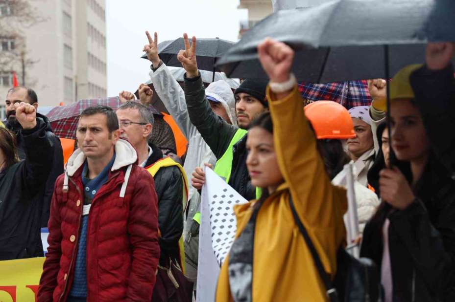 Bölücü slogan iddiası gerginliğe neden oldu