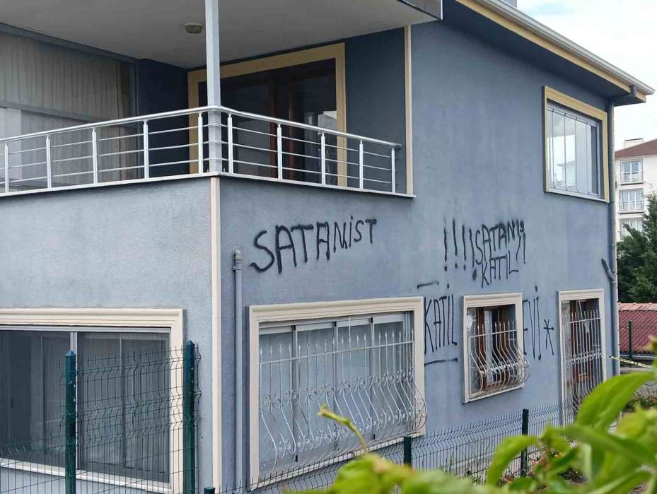 Hayvanları öldürdüğü gerekçesiyle tutuklanan zanlının, yavru köpeği tekmelediği anların görüntüsü ortaya çıktı