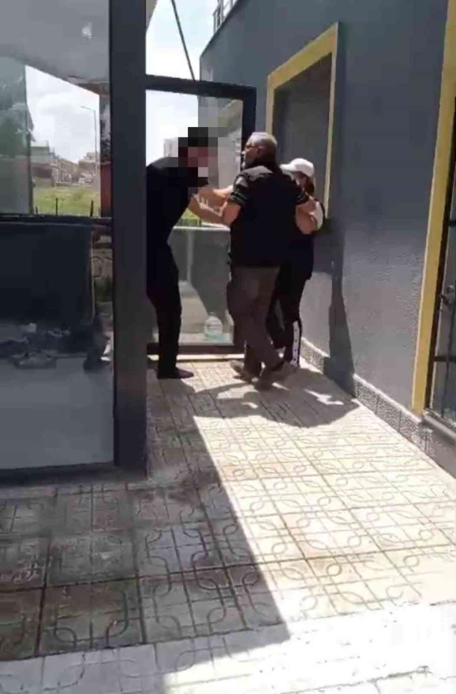 Hayvanları öldürdüğü gerekçesiyle tutuklanan zanlının, yavru köpeği tekmelediği anların görüntüsü ortaya çıktı