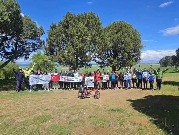 Beyşehir Gölü’nde yaşanan şiddetli kuraklığa dikkat çekmek için pedal çevirdiler