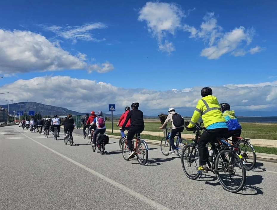 Beyşehir Gölü’nde yaşanan şiddetli kuraklığa dikkat çekmek için pedal çevirdiler