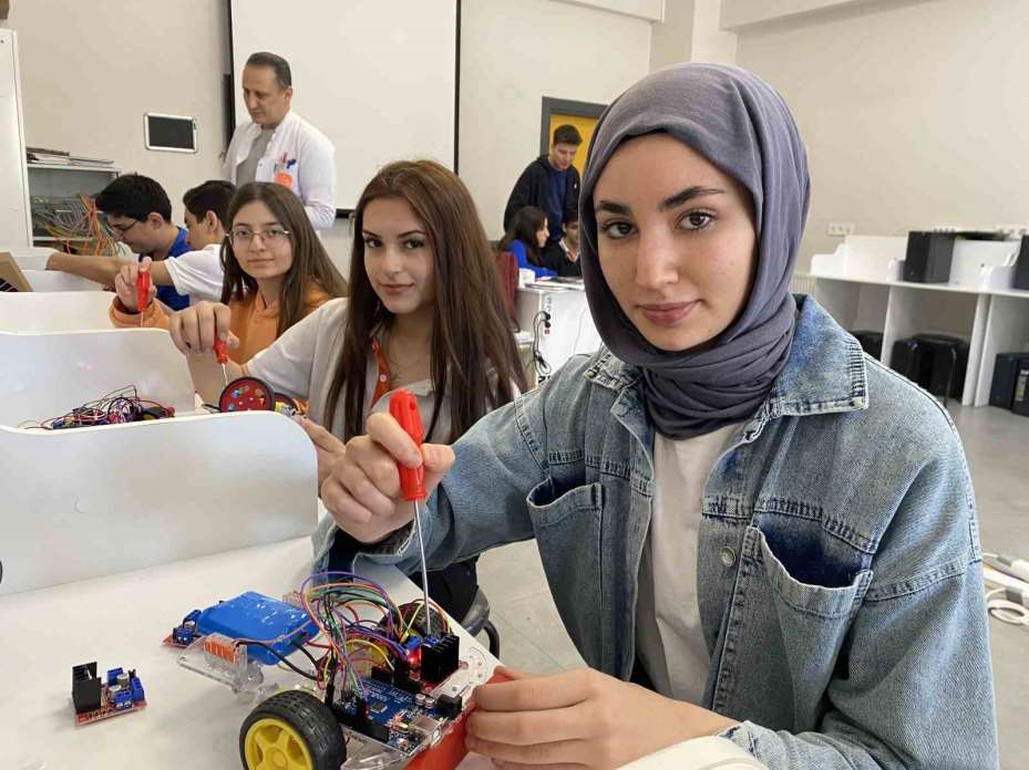 Bu okuldan mezun olan öğrenciler aranan personel oluyor