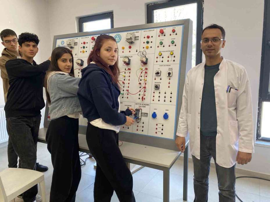Bu okuldan mezun olan öğrenciler aranan personel oluyor
