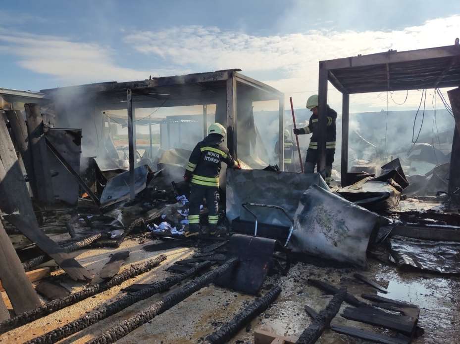 Konya’da okul inşaatında 7 konteyner yandı