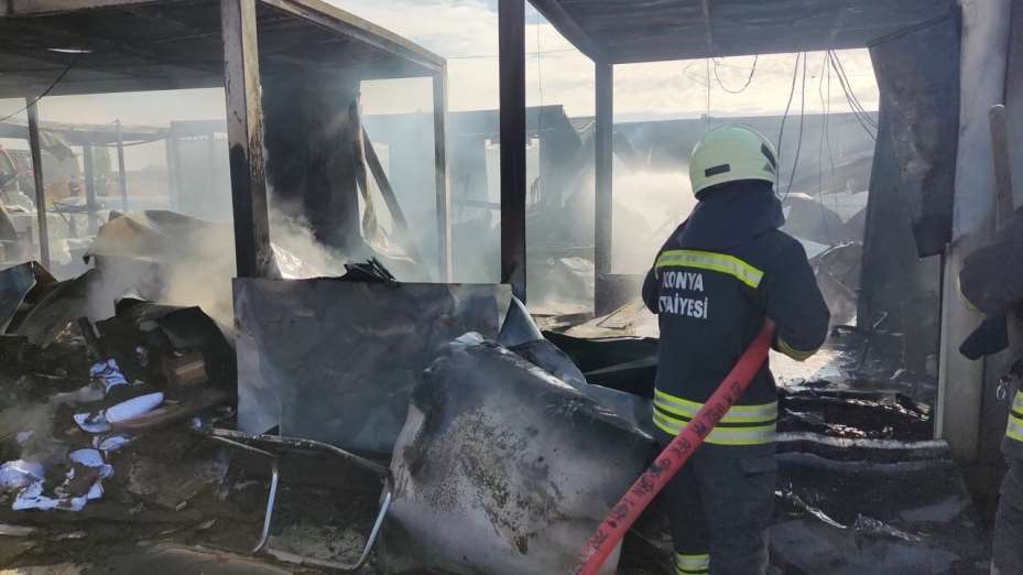 Konya’da okul inşaatında 7 konteyner yandı