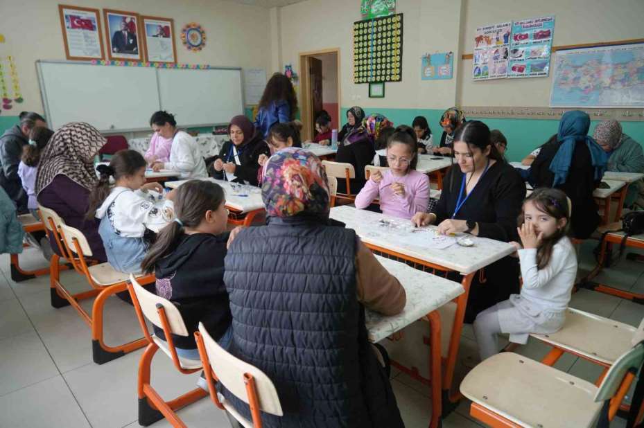 MEB’in ’Ailemle Eğitim Yolculuğum’ projesiyle veliler ve öğrenciler atölyede buluştu