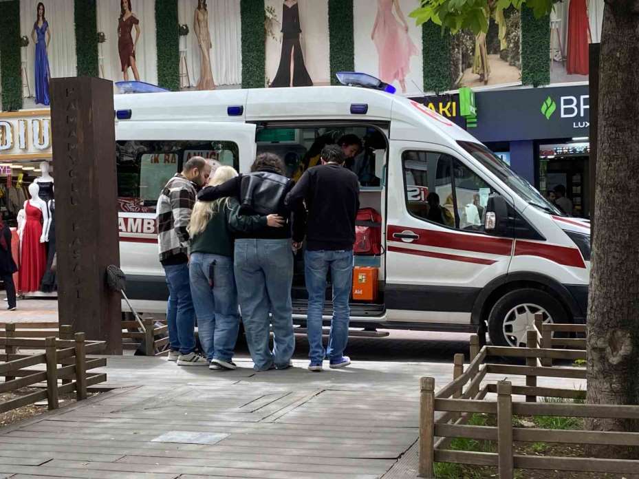 Mağazada yere düşen kadın yaralandı