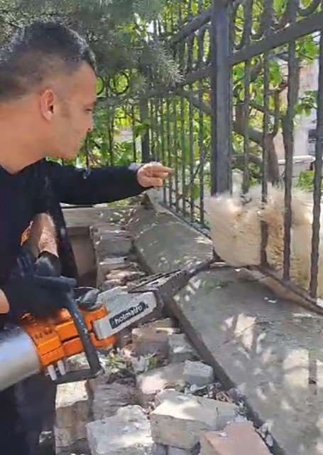 Demir korkuluklara sıkışan köpek kurtarıldı