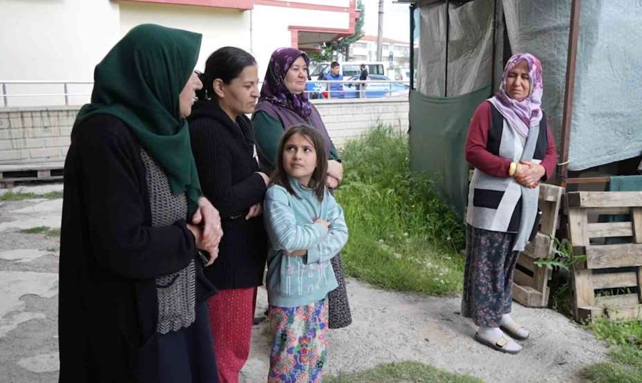 Araca çarpmamak için ani manevra yaptı, bahçe duvarına daldı: 2 yaralı