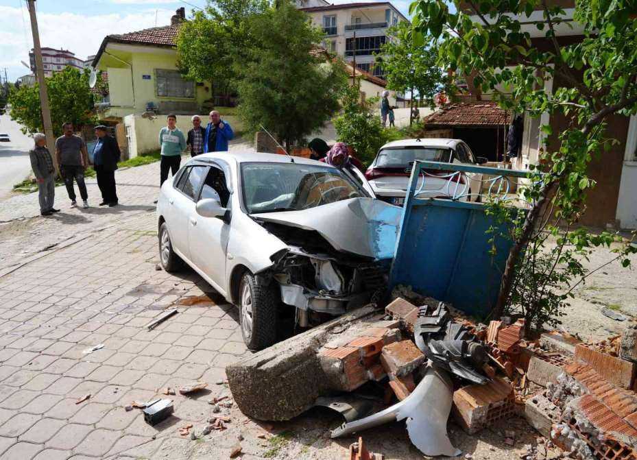 Araca çarpmamak için ani manevra yaptı, bahçe duvarına daldı: 2 yaralı