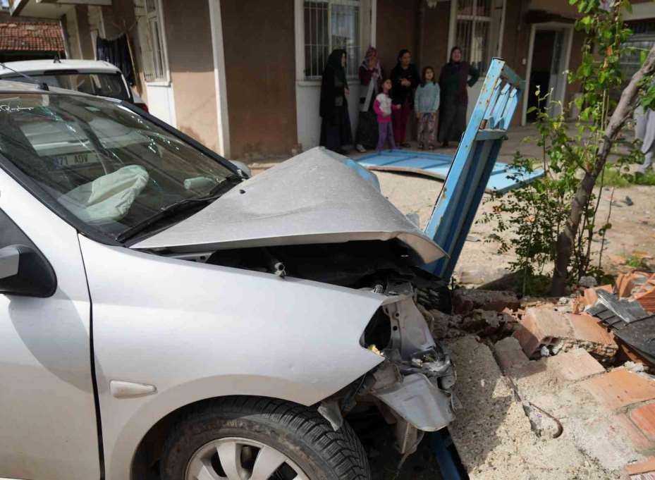 Araca çarpmamak için ani manevra yaptı, bahçe duvarına daldı: 2 yaralı