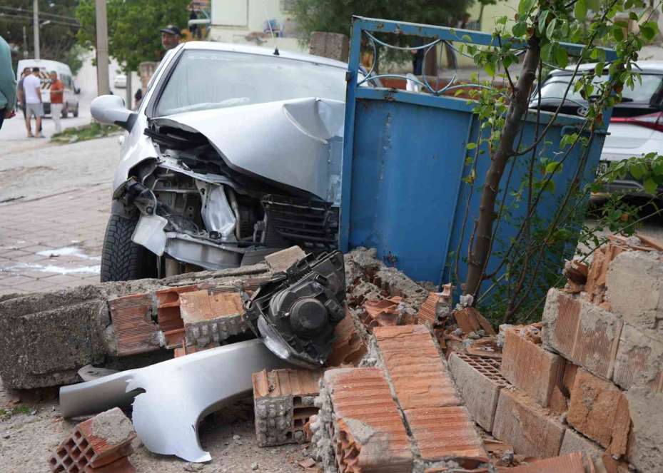 Araca çarpmamak için ani manevra yaptı, bahçe duvarına daldı: 2 yaralı