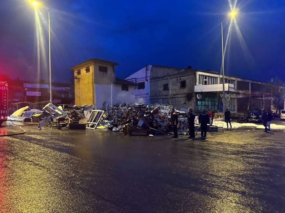 Yıldırım düşen hurdalığın bahçesinde yangın çıktı