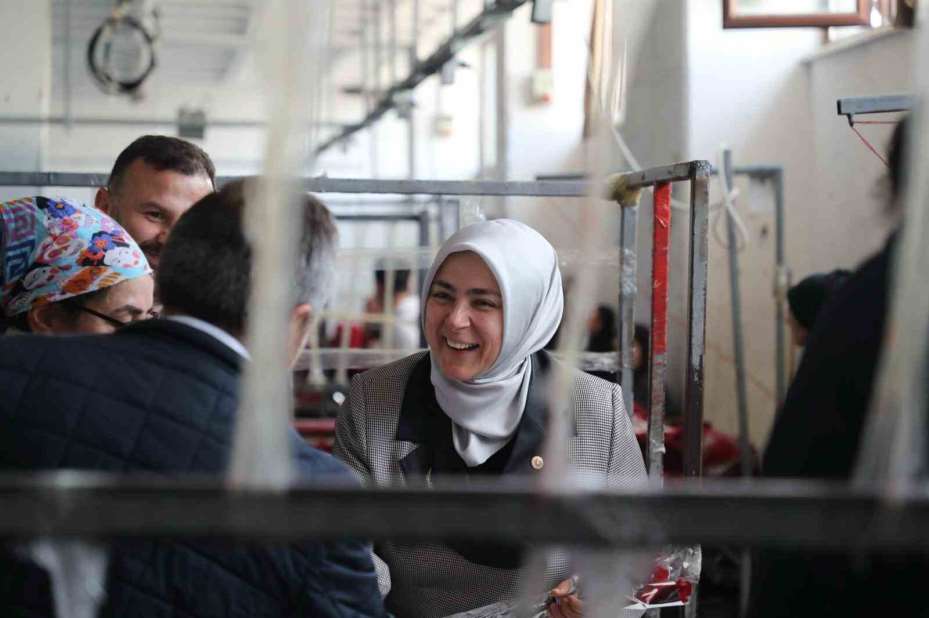 AK Parti Genel Merkez Kadın Kolları Başkanı Ercan, tekstil fabrikasında kadın işçilerle bir araya geldi
