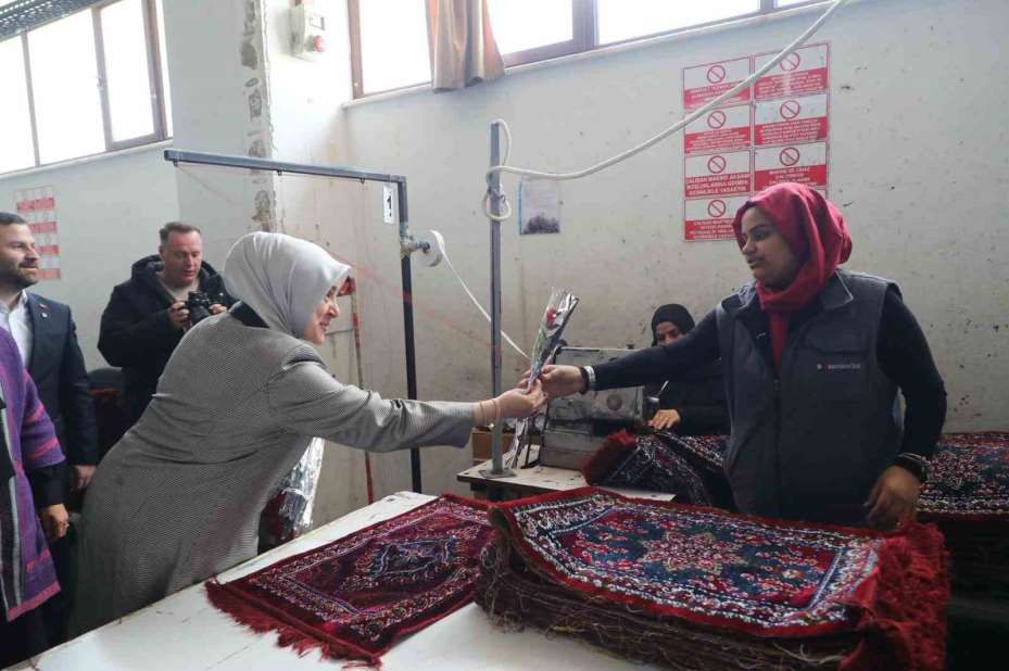AK Parti Genel Merkez Kadın Kolları Başkanı Ercan, tekstil fabrikasında kadın işçilerle bir araya geldi