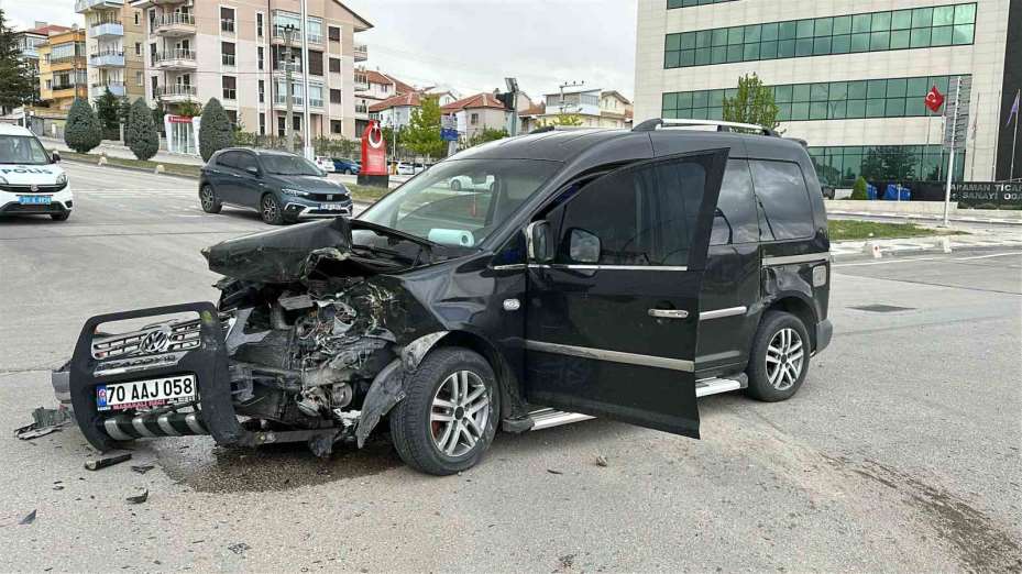 Karaman’da iki hafif ticari araç çarpıştı: 2 yaralı