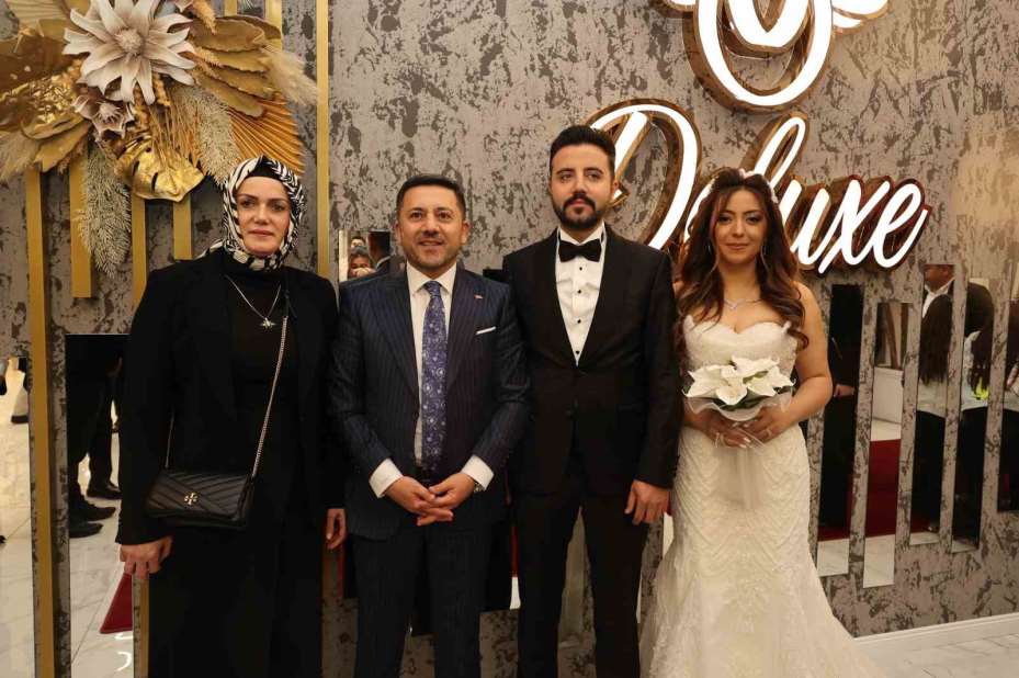 Başkan Arı, makam şoförünün gelin aracını sürdü