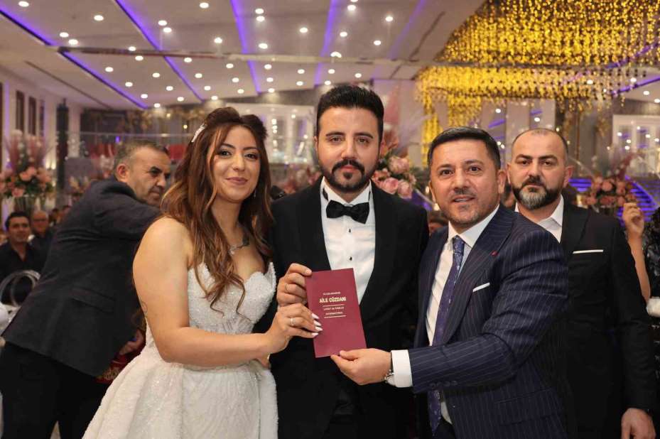 Başkan Arı, makam şoförünün gelin aracını sürdü