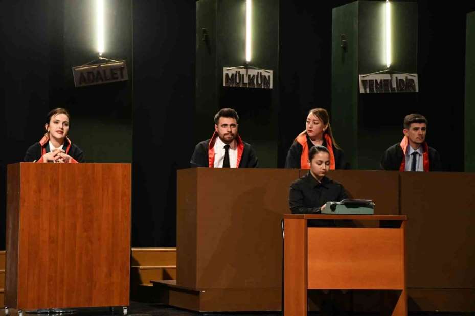 Eskişehir Cumhuriyet Başsavcılığı yargı mensuplarınca hazırlanan "Reis Bey" oyunu sahnelendi