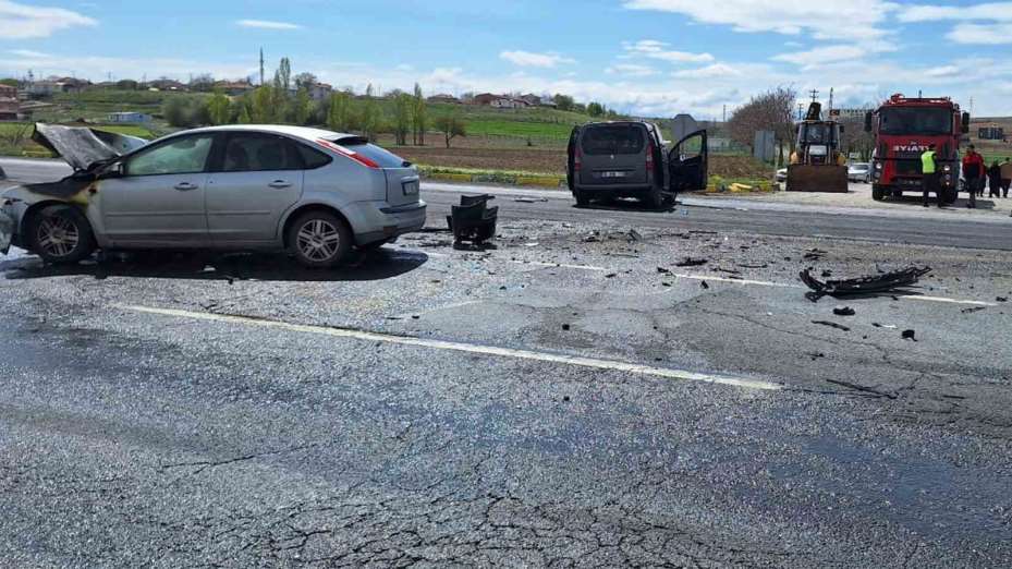 Kırıkkale’de kamyonet ile otomobil çarpıştı: 3 yaralı