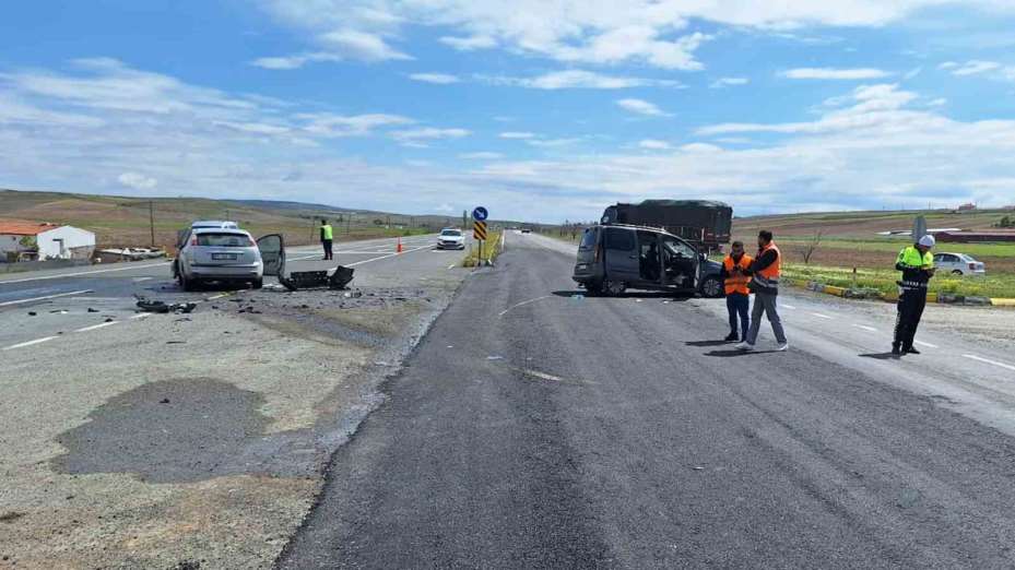 Kırıkkale’de kamyonet ile otomobil çarpıştı: 3 yaralı
