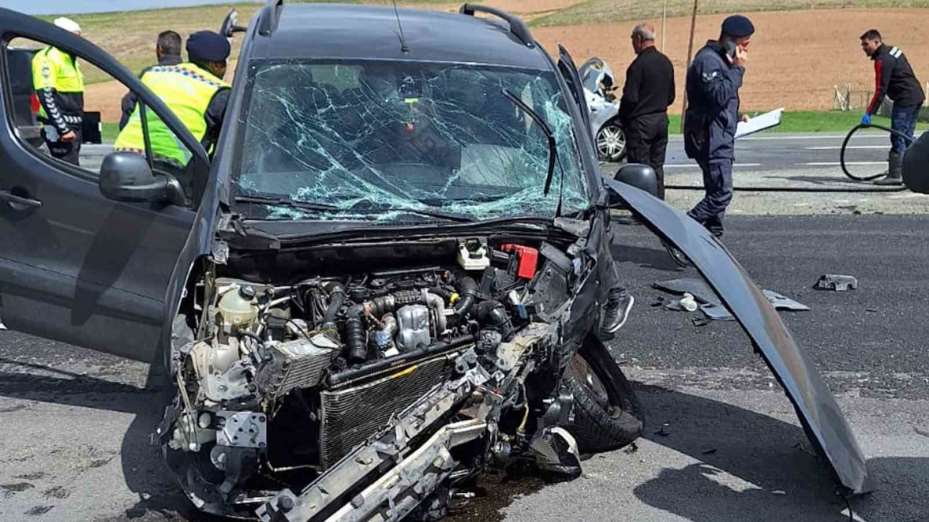 Kırıkkale’de kamyonet ile otomobil çarpıştı: 3 yaralı