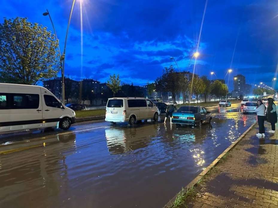 Kayseri’yi sağanak vurdu, itfaiye ekipleri teyakkuza geçti