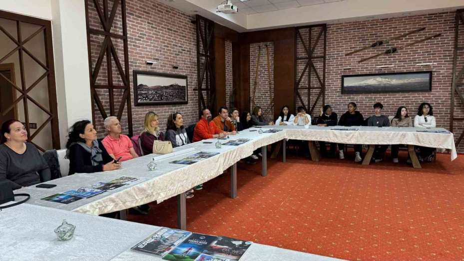 Erciyes, Romanya ve Karayipler’den gelen gençleri hayran bıraktı