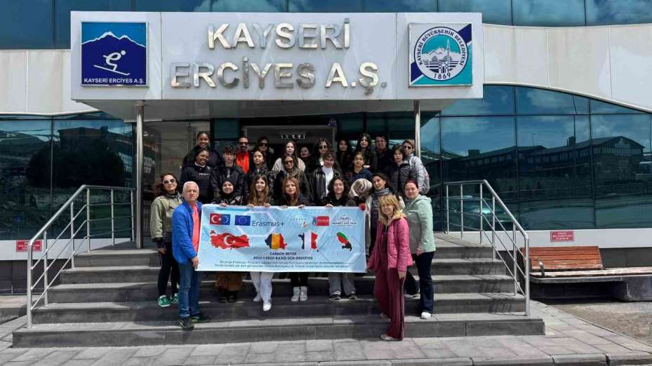 Erciyes, Romanya ve Karayipler’den gelen gençleri hayran bıraktı