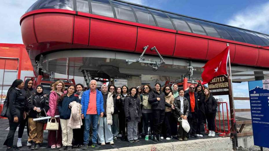 Erciyes, Romanya ve Karayipler’den gelen gençleri hayran bıraktı