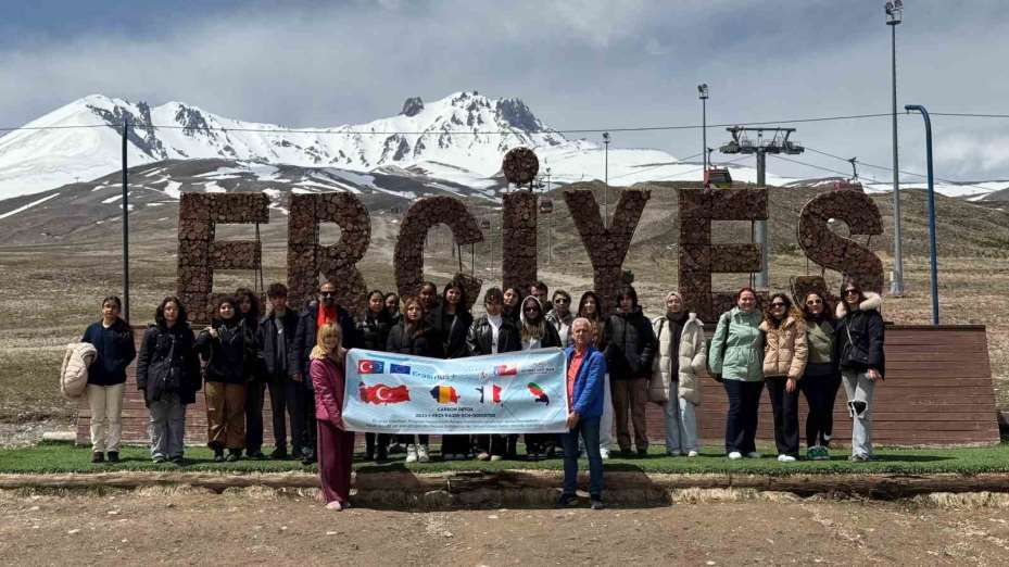 Erciyes, Romanya ve Karayipler’den gelen gençleri hayran bıraktı