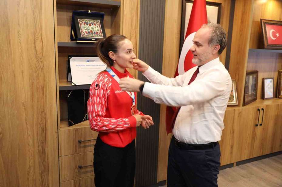 NÖHÜ mezunu milli sporculardan Rektör Uslu’ya ziyaret