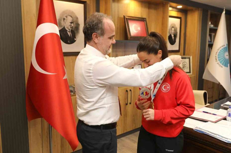 NÖHÜ mezunu milli sporculardan Rektör Uslu’ya ziyaret